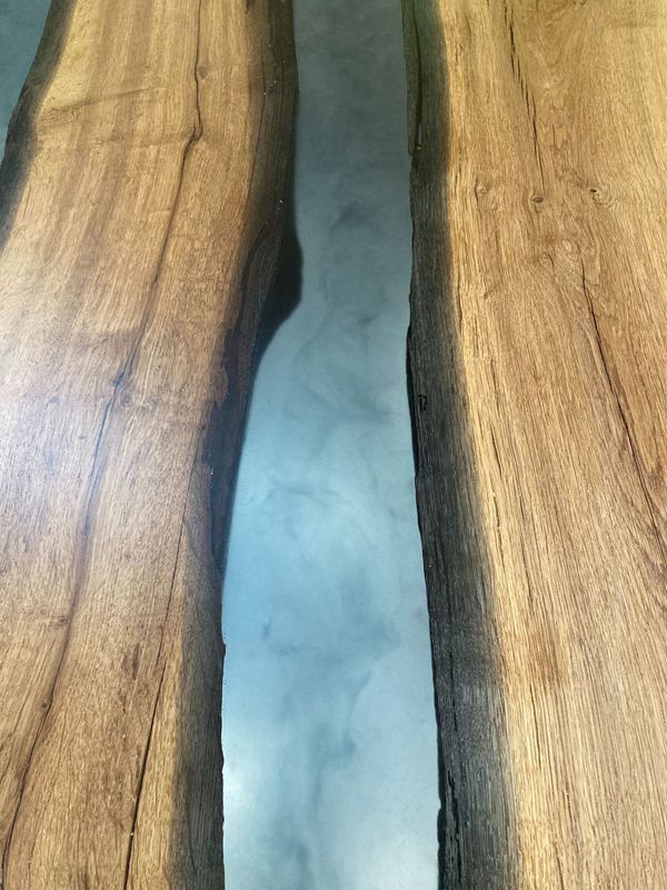 Eine Nahaufnahme eines Holztisches mit einem Fluss darin.