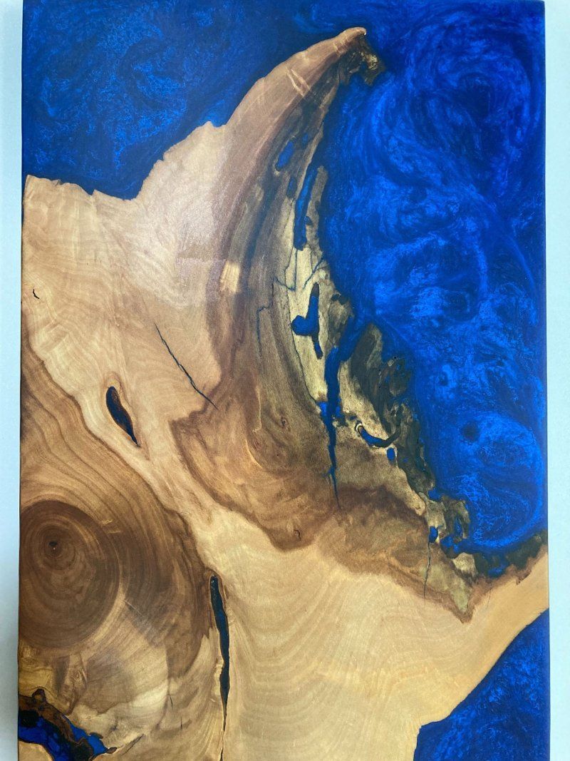 Ein Gemälde eines Stücks Holz mit blauem Harz darauf.