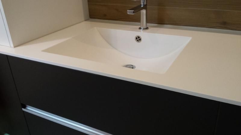 Ein Waschbecken mit einem Wasserhahn darauf.