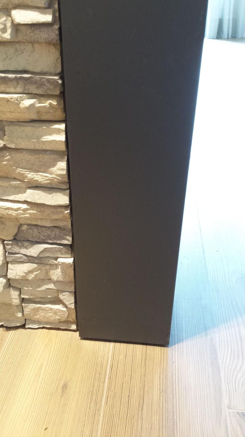 Eine Nahaufnahme einer Tür mit einer Steinmauer im Hintergrund.