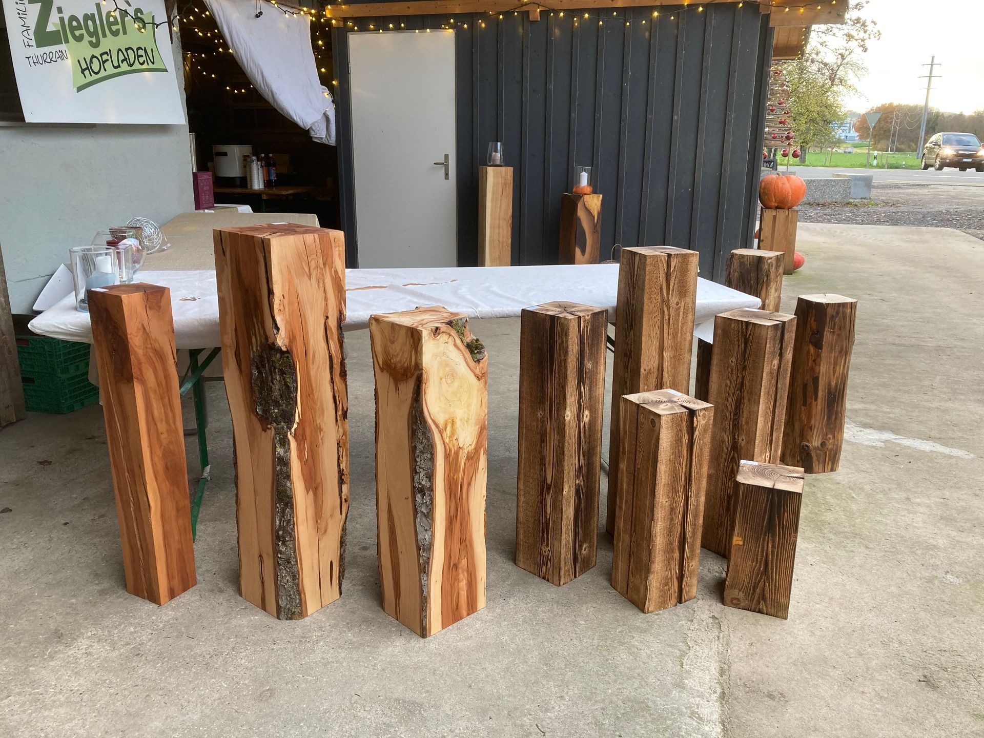 Ein Haufen Holzscheite liegt auf dem Boden vor einem Tisch