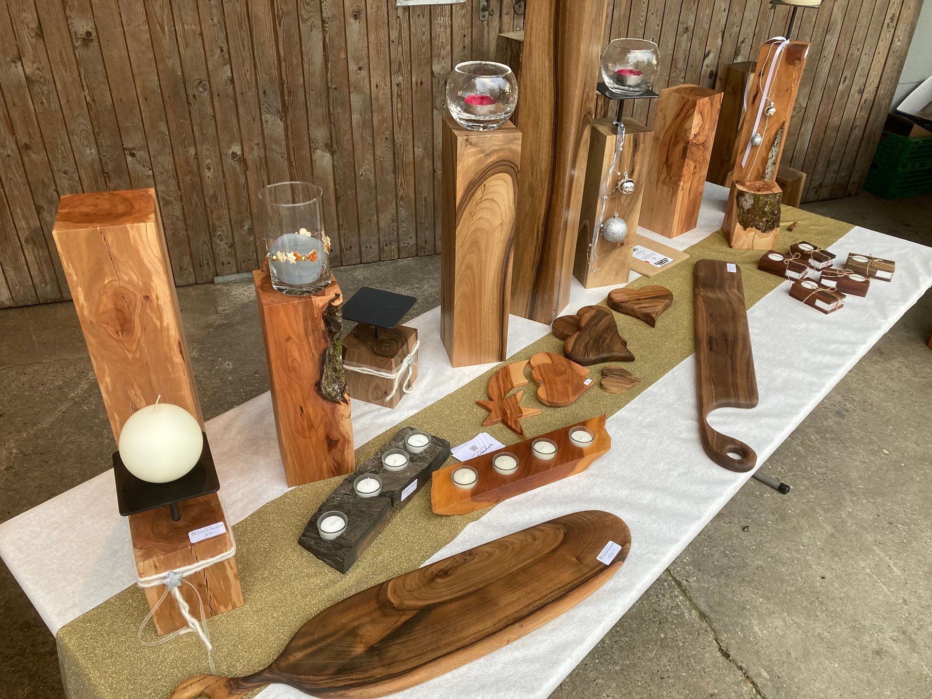 Ein Tisch mit vielen Holzgegenständen darauf.