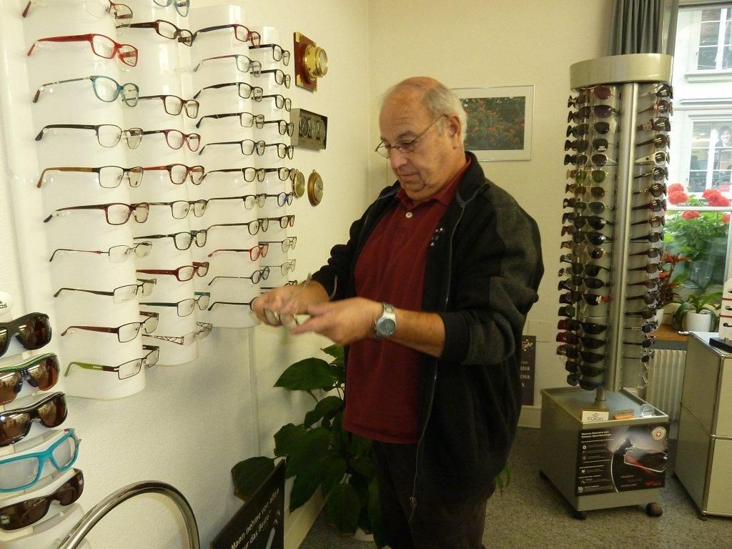 Kunde besichtigt Brillenfassungen - Streun Optik