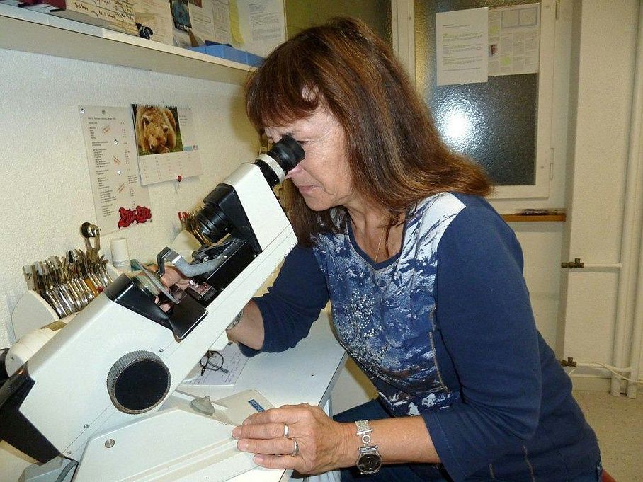 Ausmessen eines Brillenglases - Silvia Iseli