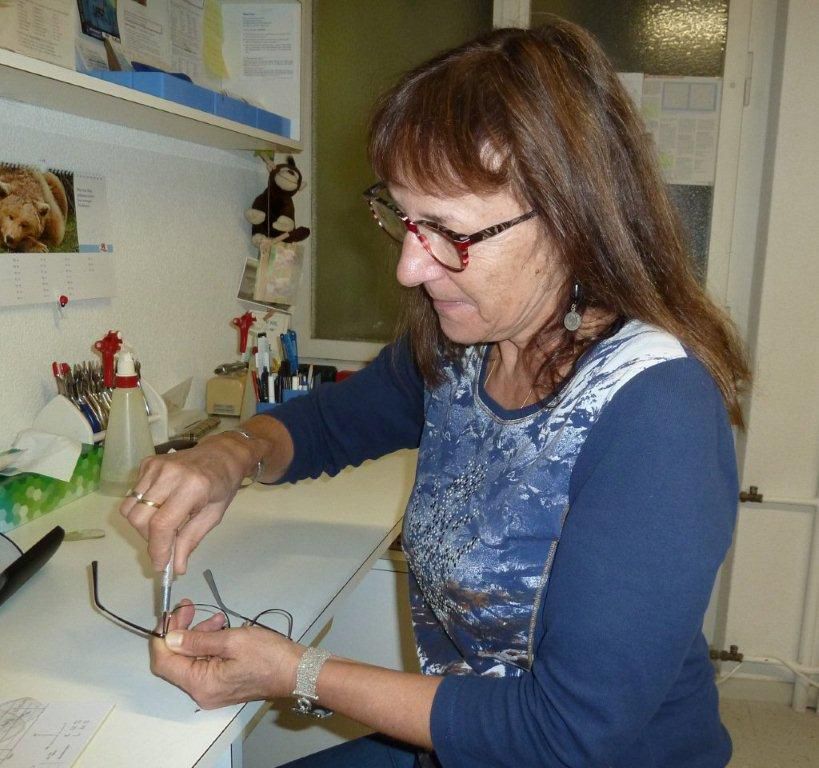 Silvia Iseli beim Gläser montieren im Atelier