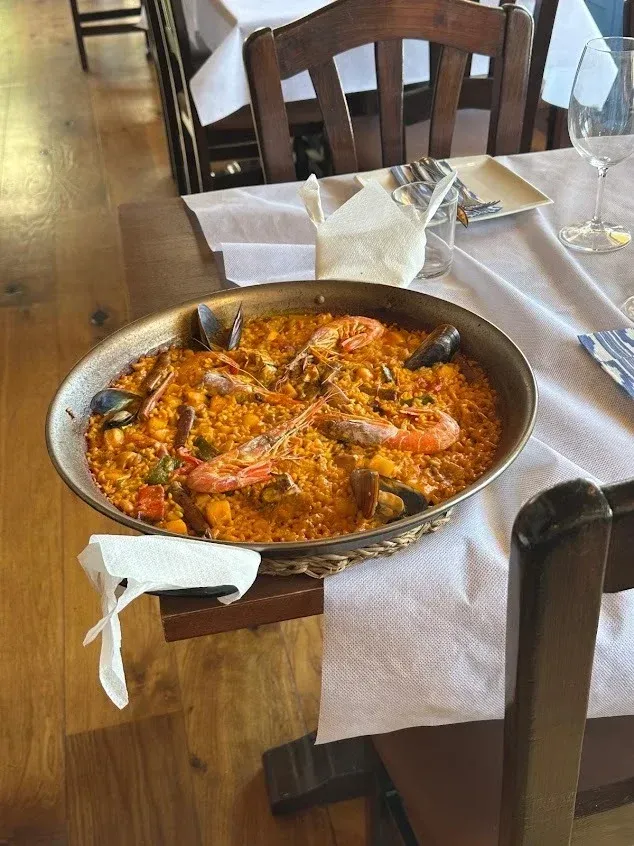 Una gran bandeja de paella de mariscos