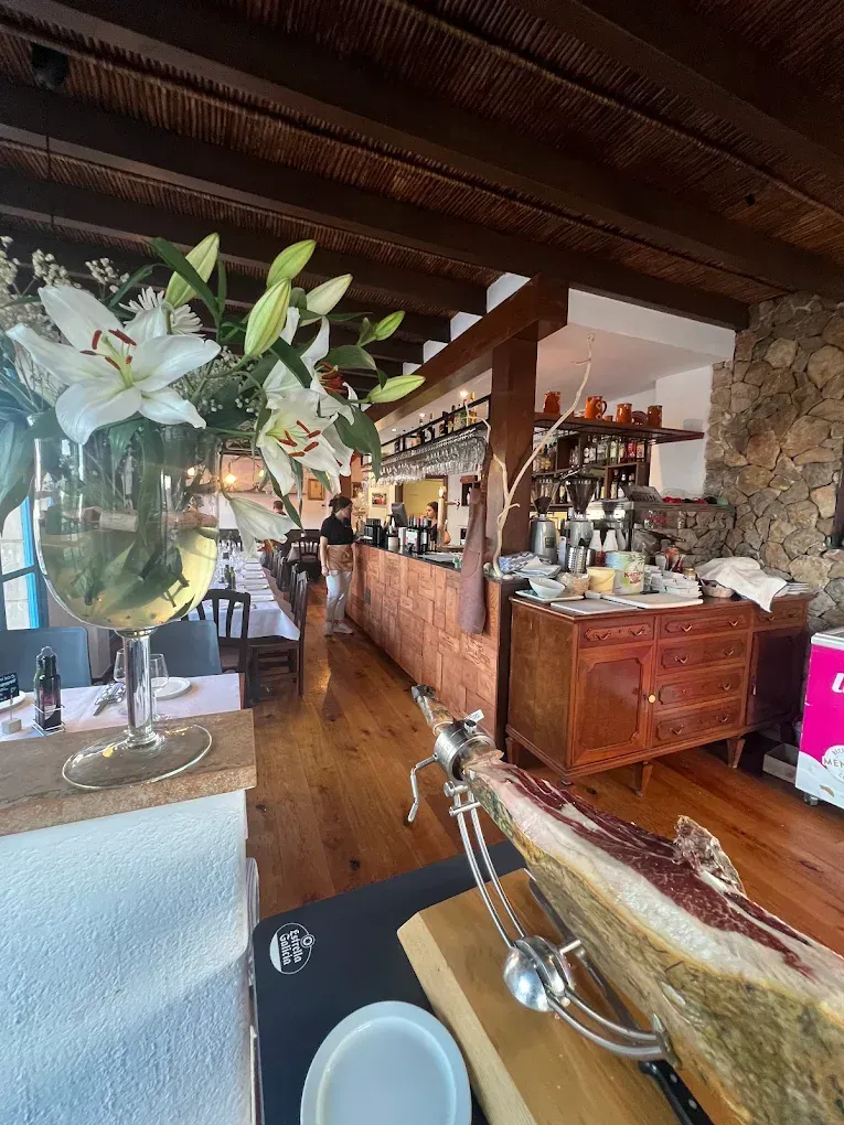 Interior acogedor de estilo rústico de cafetería con barra de madera