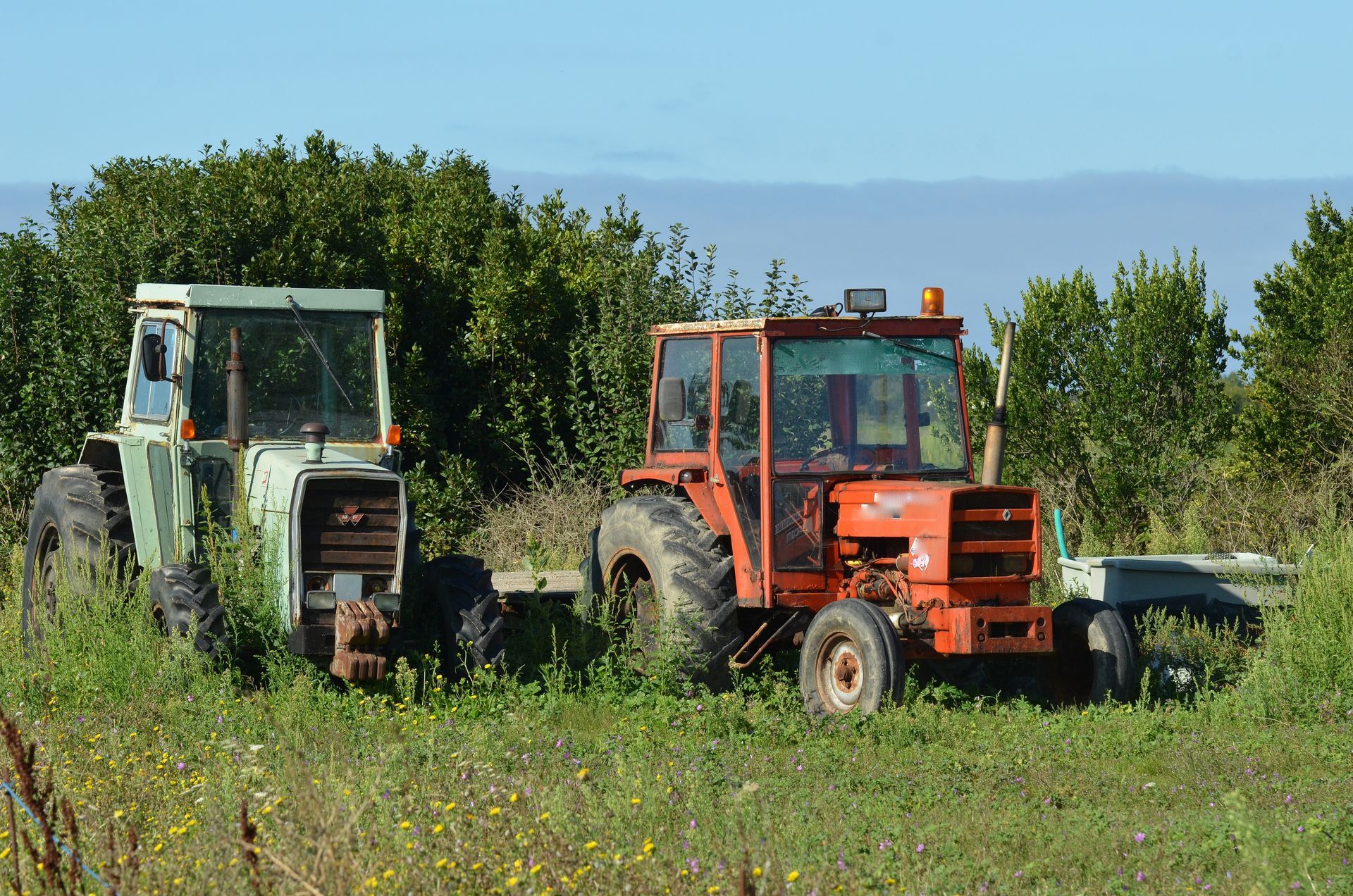 Deux tracteurs non roulant