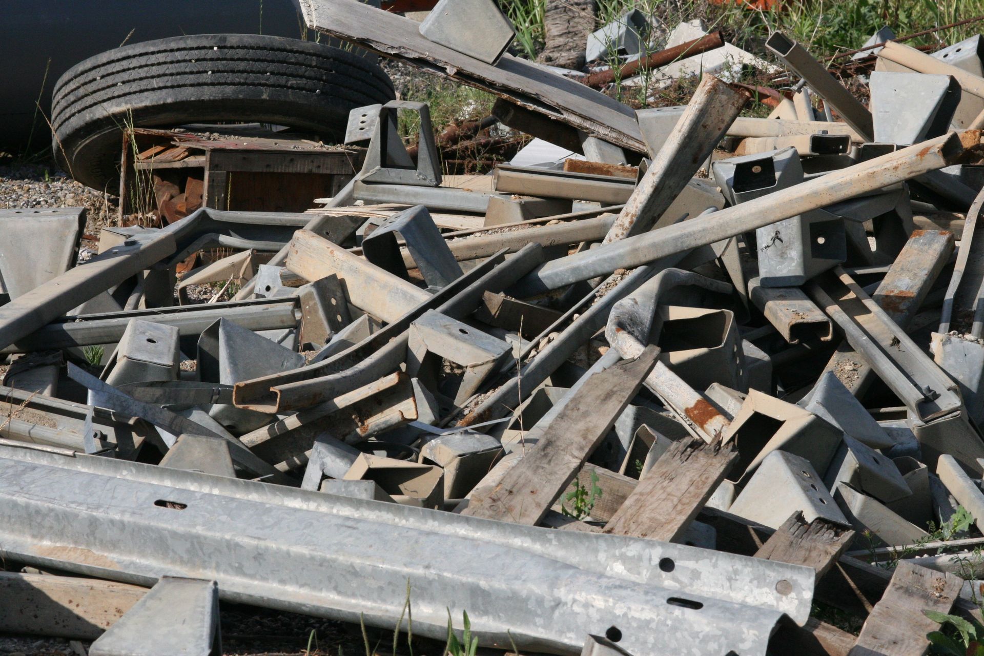 Plusieurs morceaux de ferrailles rouillées
