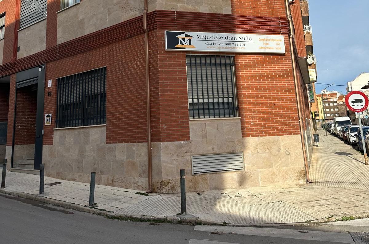 Edificio de esquina con un cartel que dice 