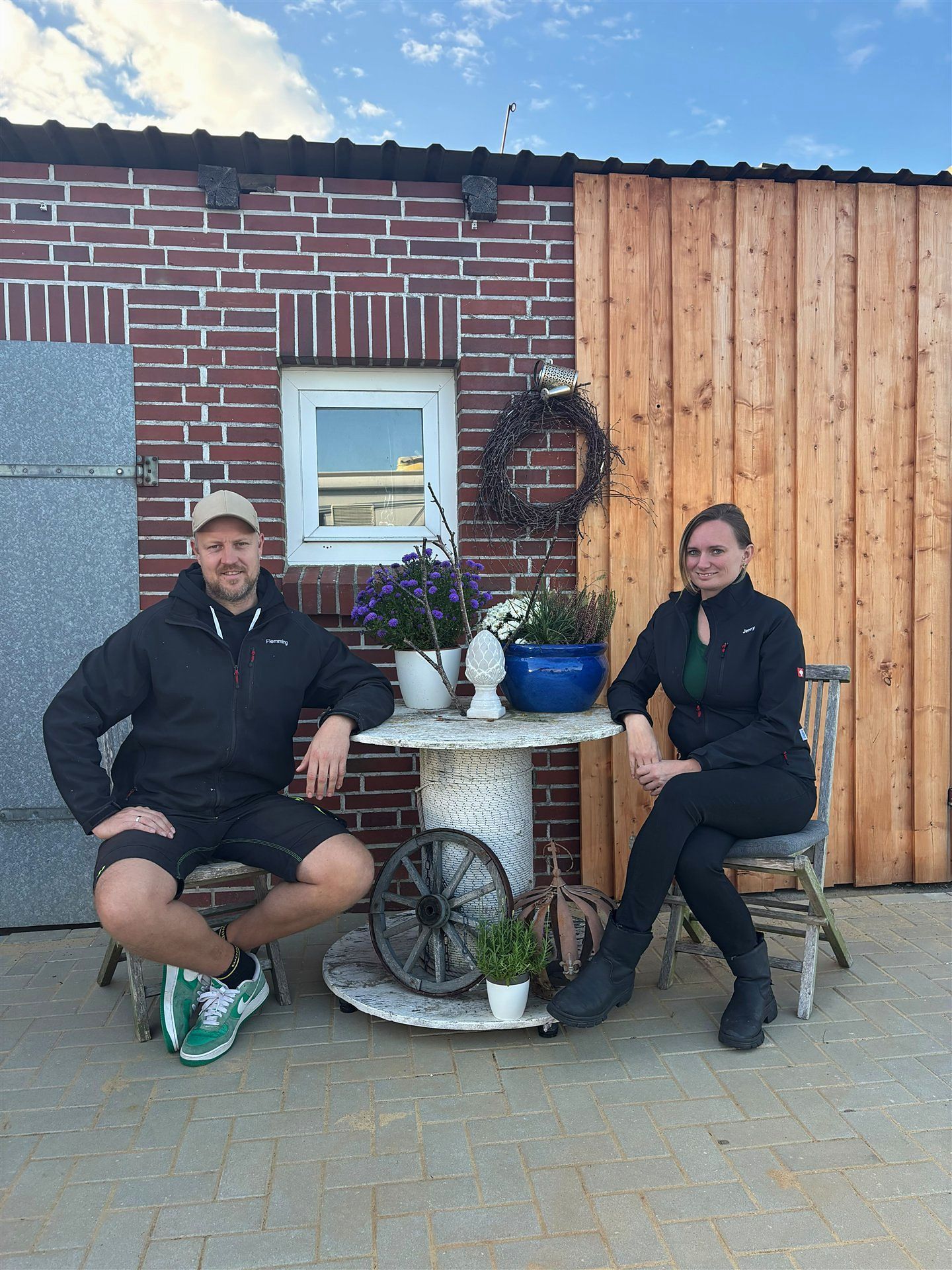 Flemming und Jennifer Persson vor ihrem Schuppen