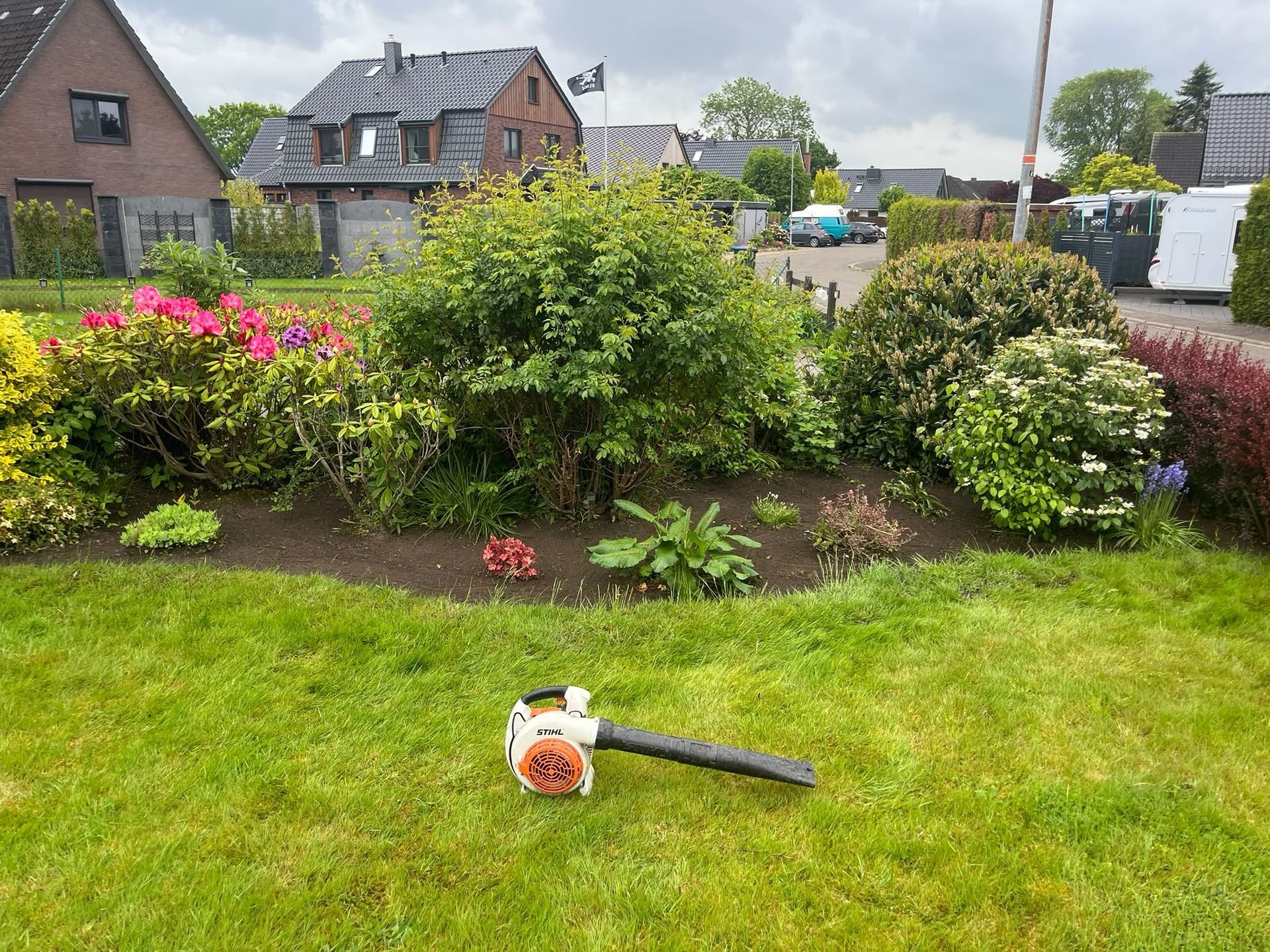 Gepflegtes Gartenbeet nach Gartenarbeiten