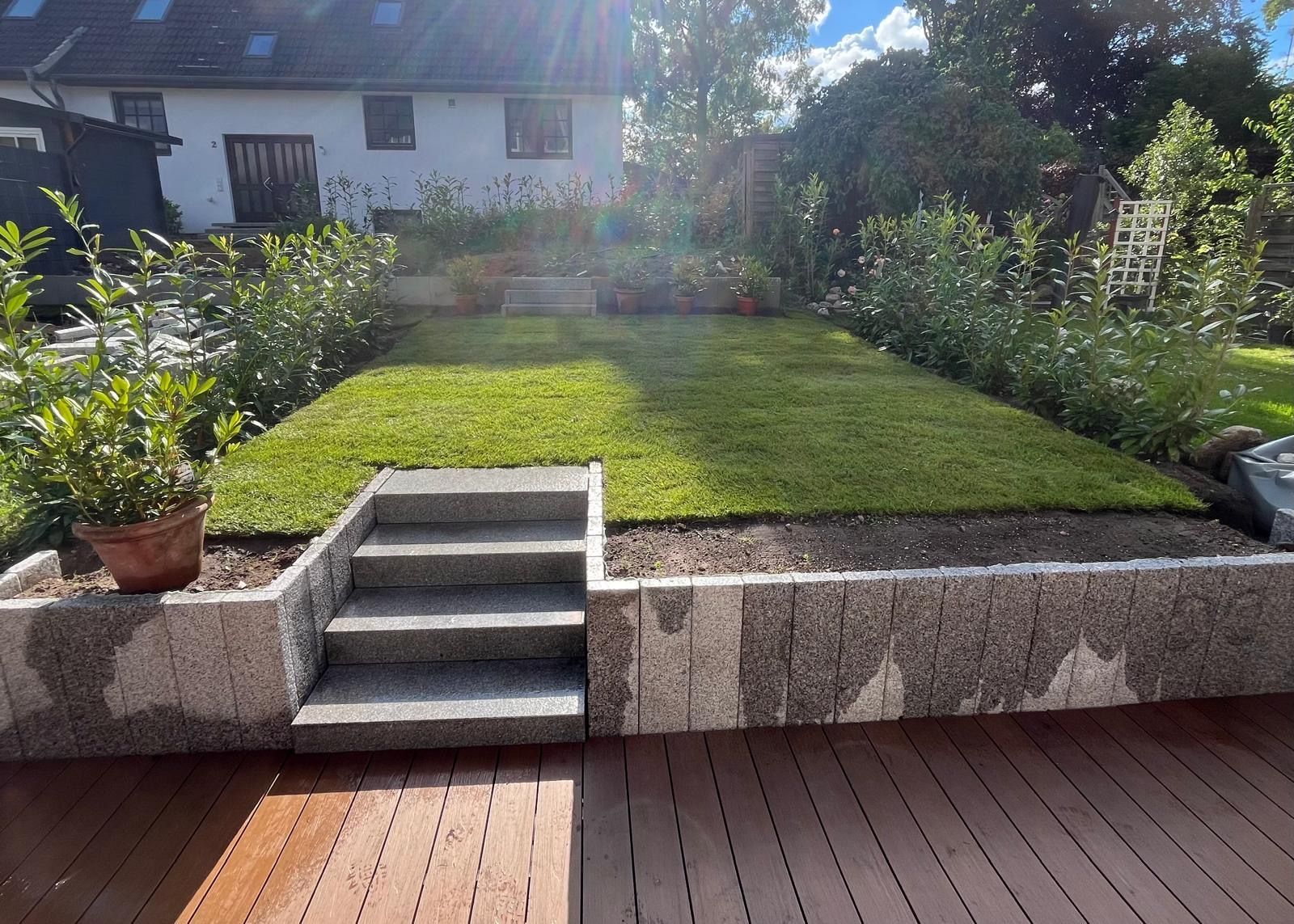Gepflegter Garten mit neuem Rasen und Beeten