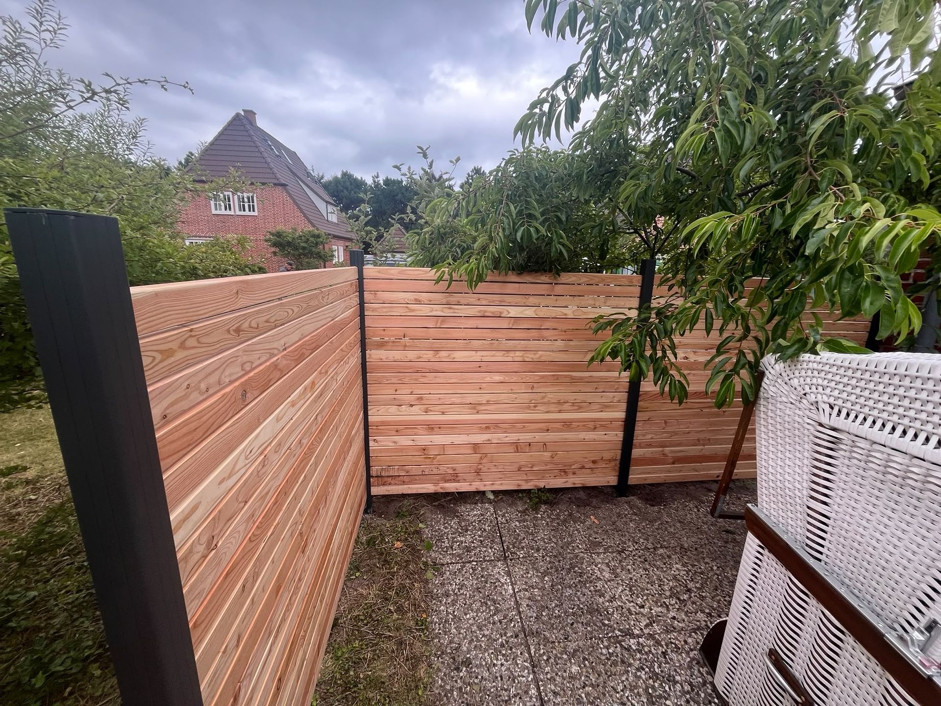 Sichtschutzzaun aus Holz im Garten