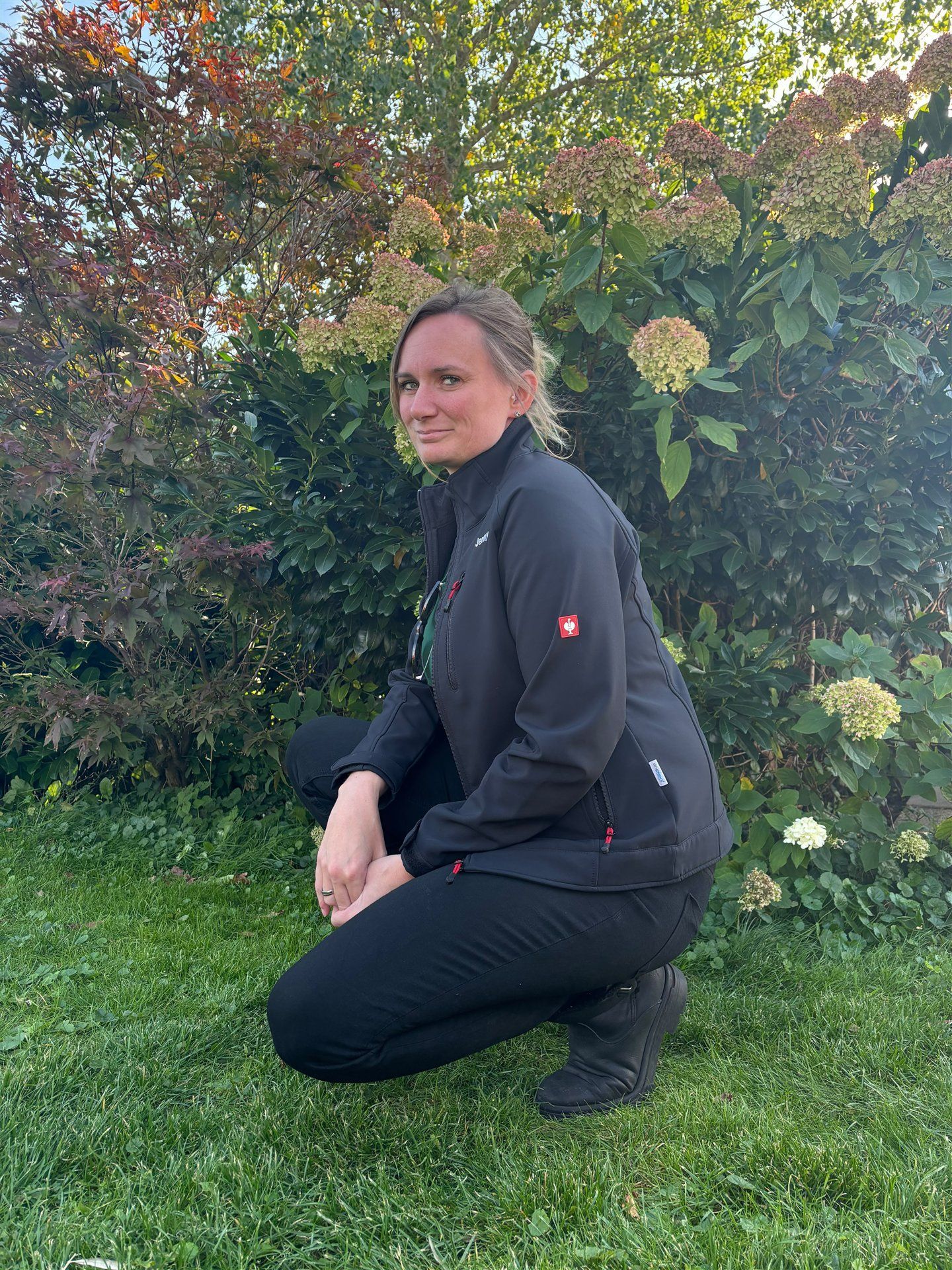 Jennifer Persson bei Gartenarbeiten in einem Garten in Kollmar