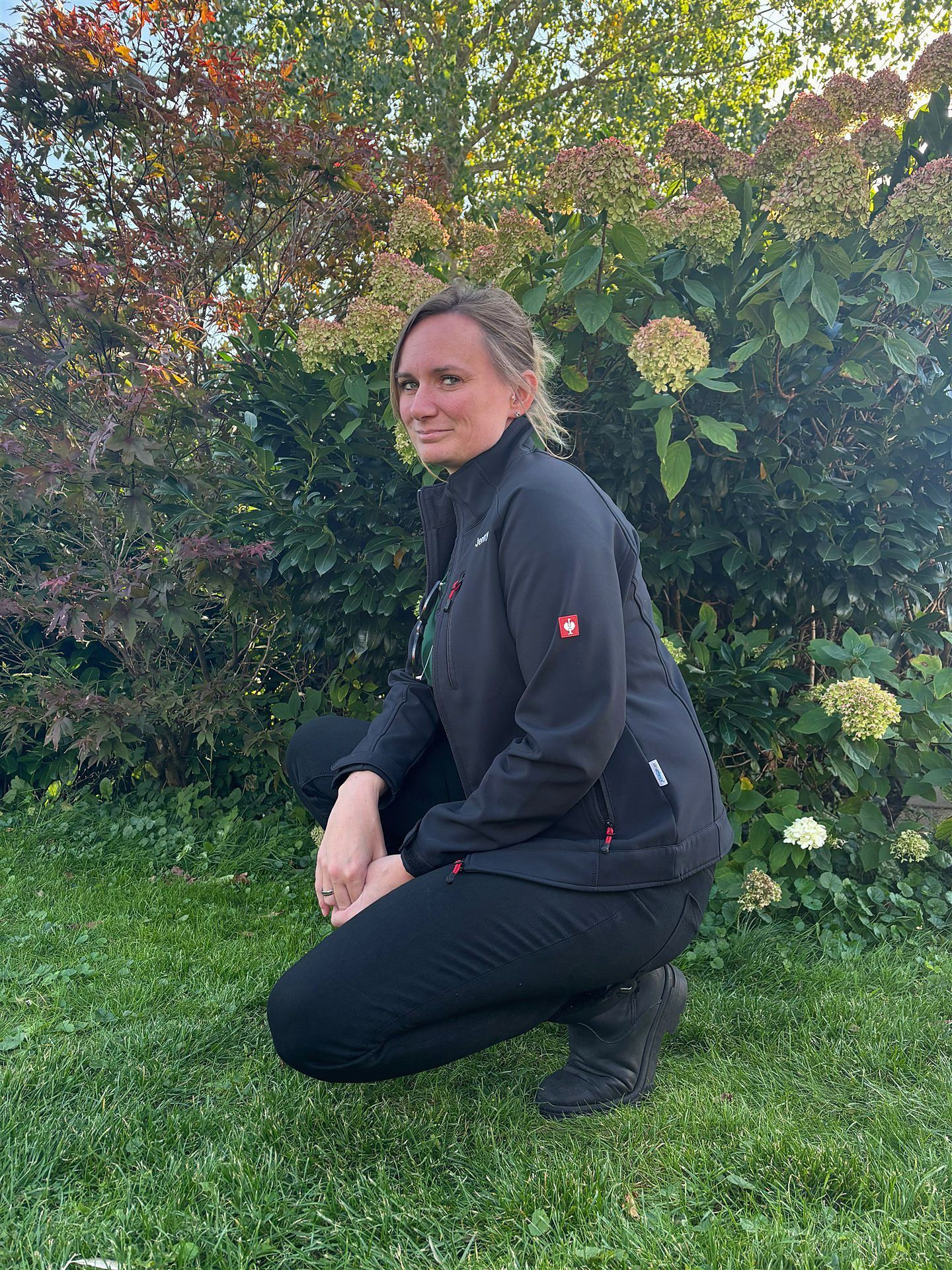 Jennifer Persson bei der Gartenpflege in einem Garten