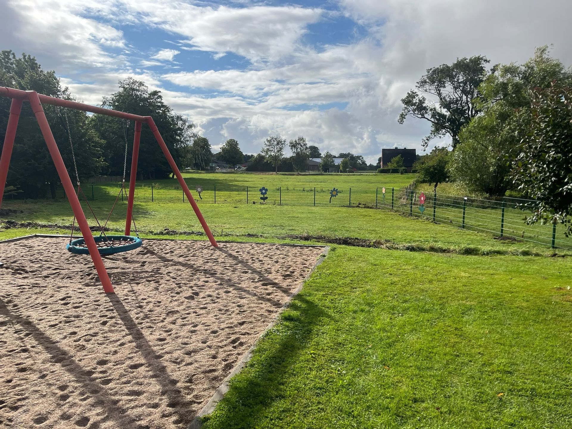 Gepflegte Grünanlage mit Spielplatz und Rasenflächen in Kollmar