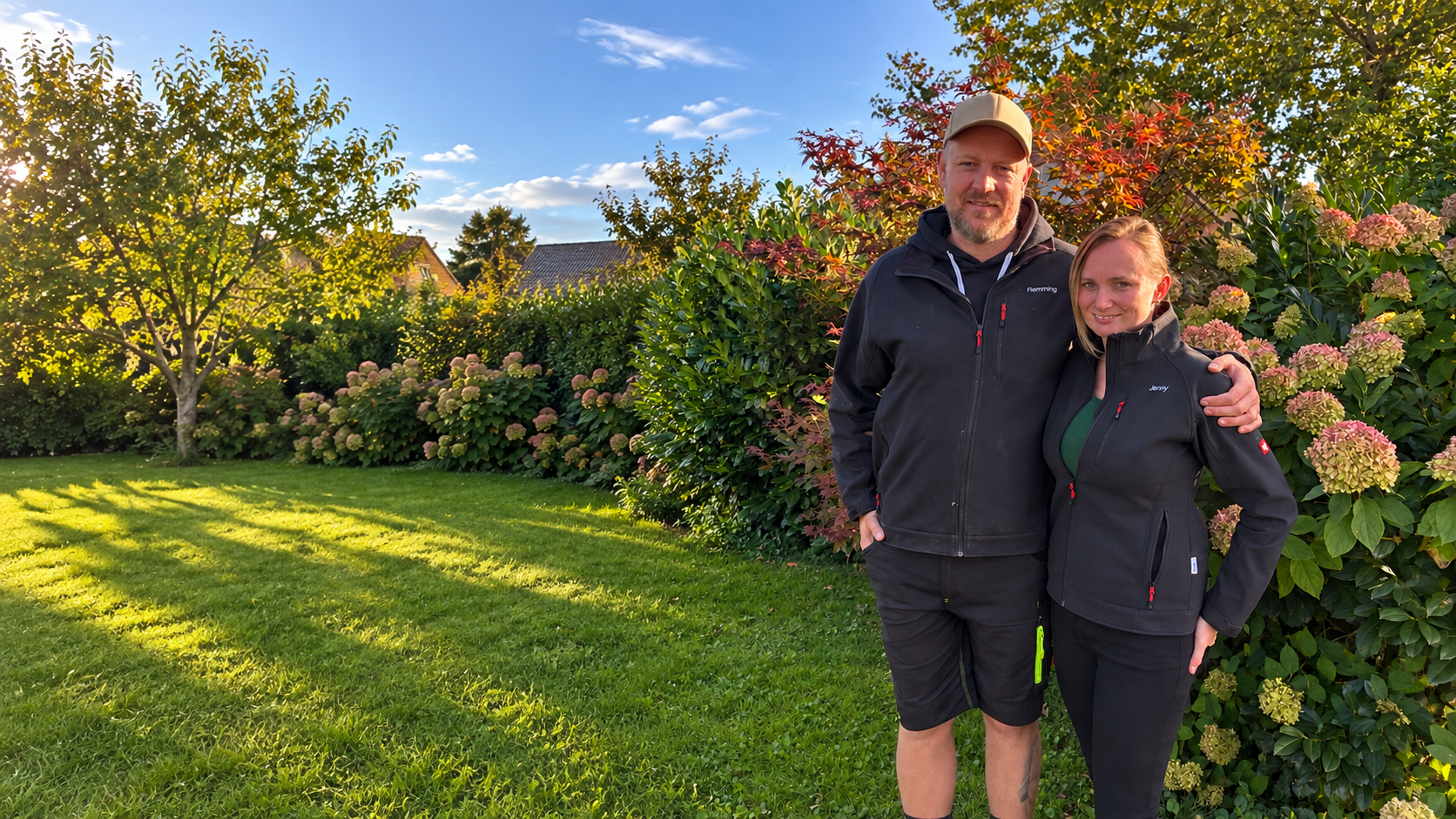 Flemming und Jennifer Persson von Gartenpflege Persson in einem gepflegten Garten