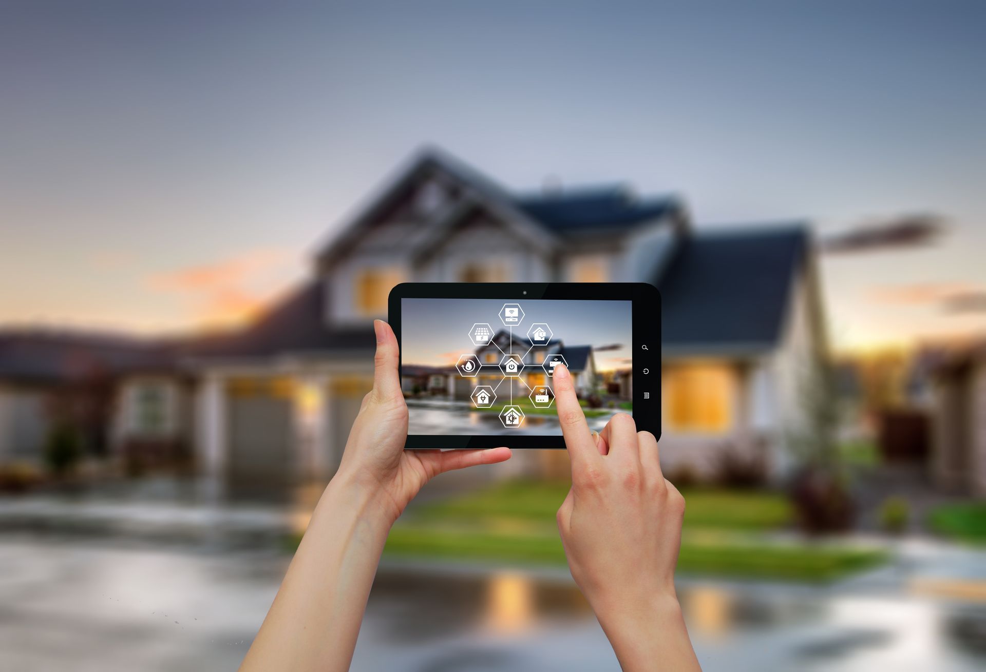 Une personne réglant la sécurité de sa maison avec son smartphone