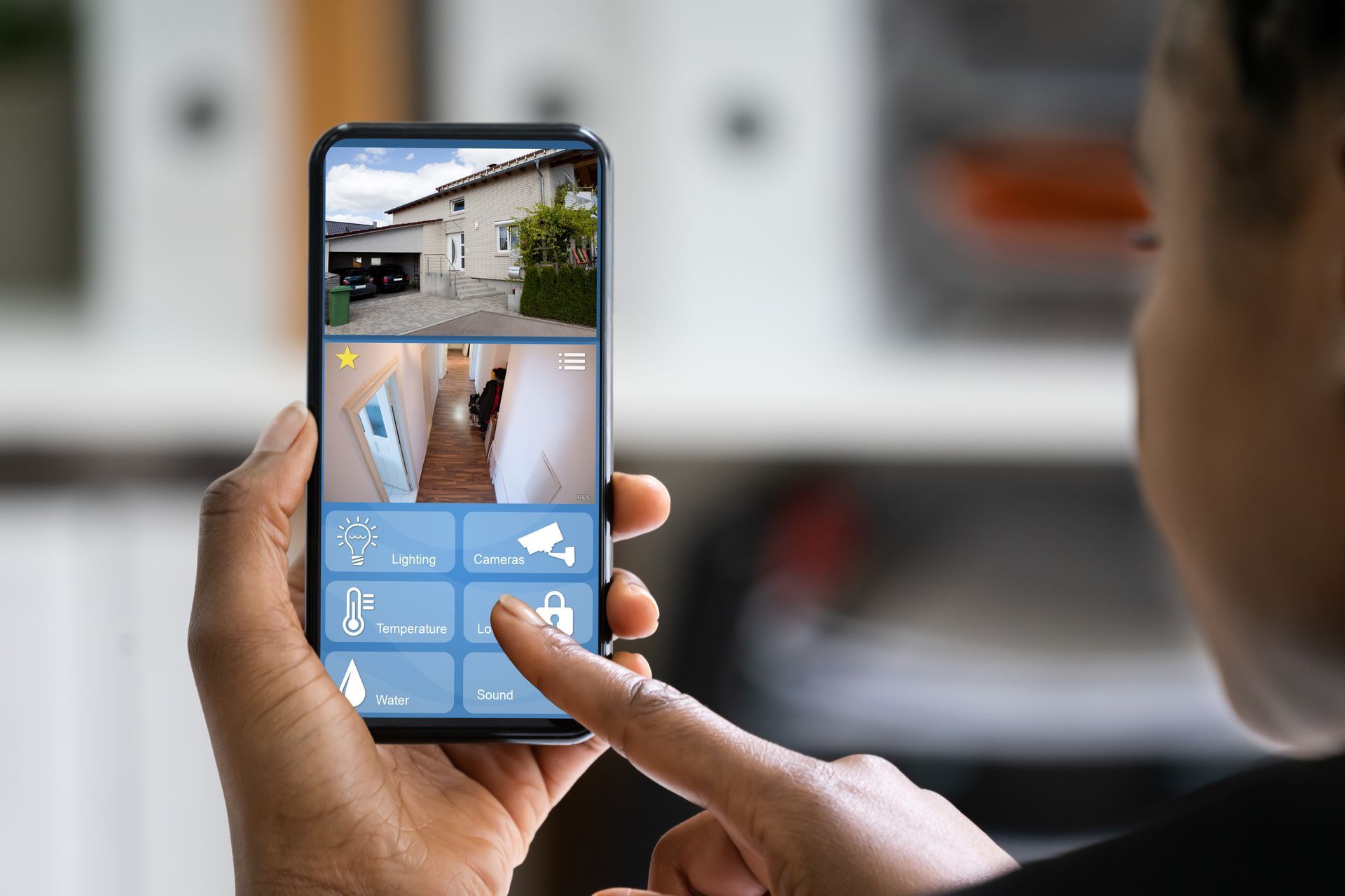 Une femme regardant la vidéosurveillance sur son téléphone portable