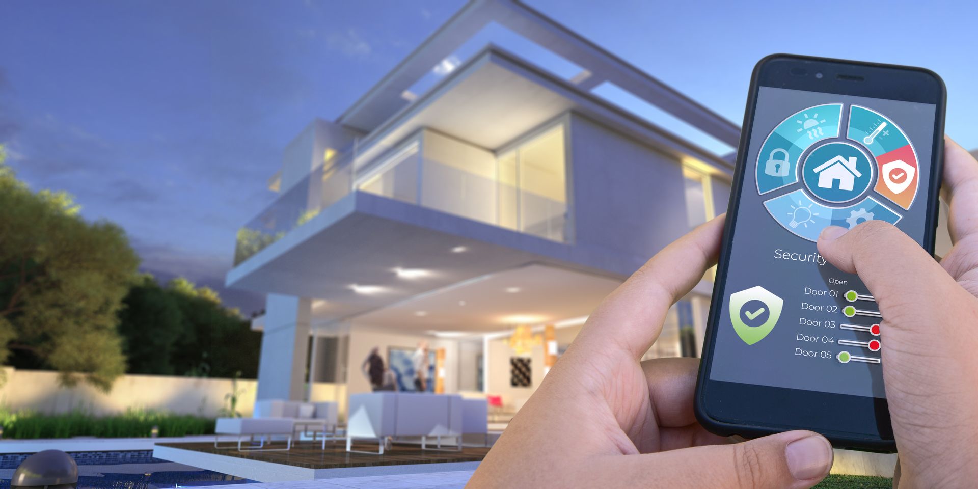 Une personne contrôlant la sécurité de sa maison avec son smartphone