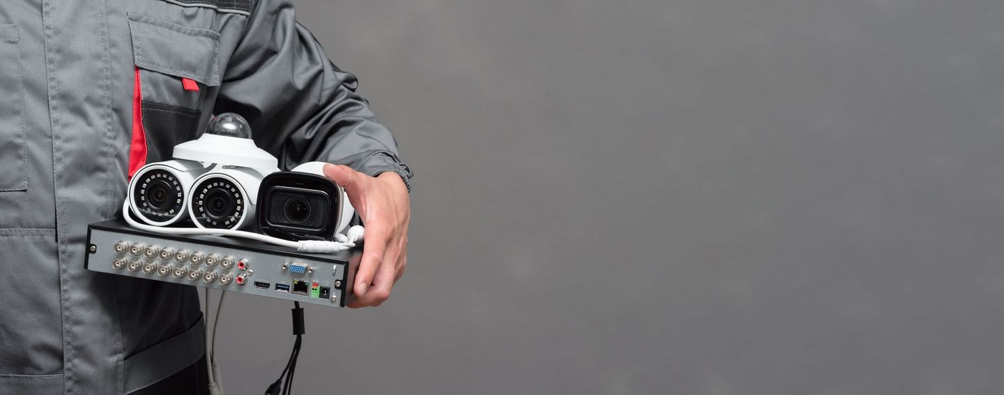 Un technicien portant du matériel de vidéosurveillance
