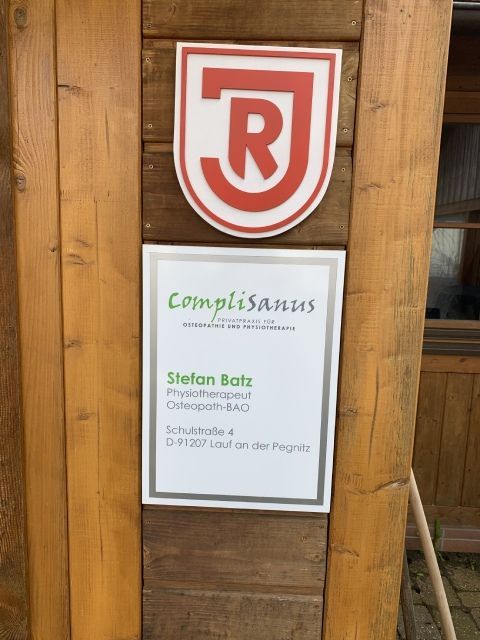 CompliSanus Eingang mit Schild