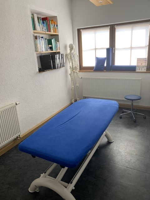 CompliSanus Behandlungszimmer mit blauer Liege