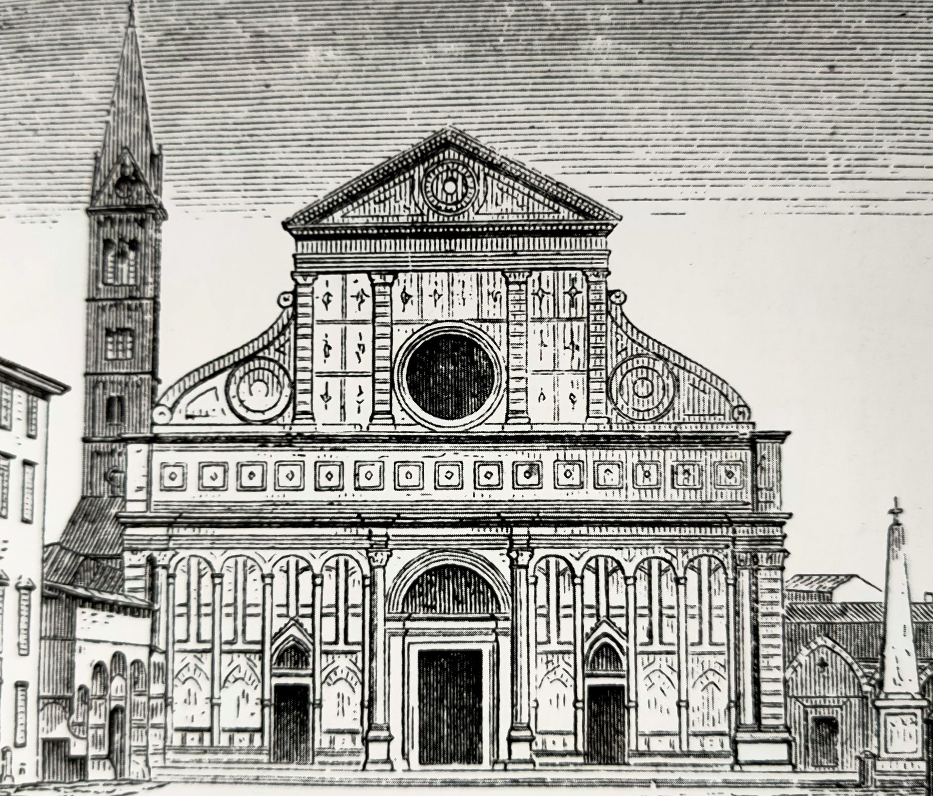 Dibujo en blanco y negro de la fachada de la iglesia de Santa Maria Novella en Florencia, Italia, con un alto campanario.