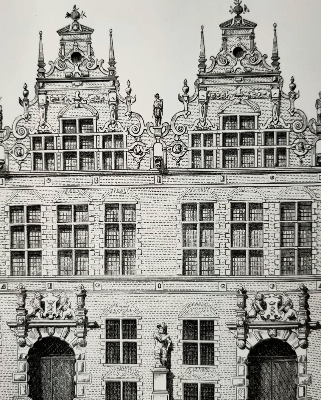 Dibujo en blanco y negro de una fachada de edificio detallada y ornamentada, con múltiples ventanas y piedra decorativa.