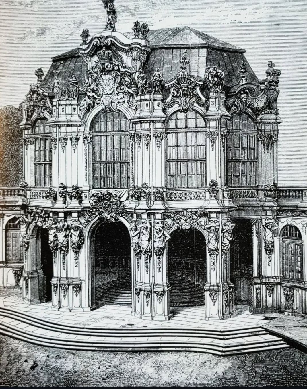 Edificio ornamentado con entrada arqueada, múltiples ventanas y tallas decorativas.