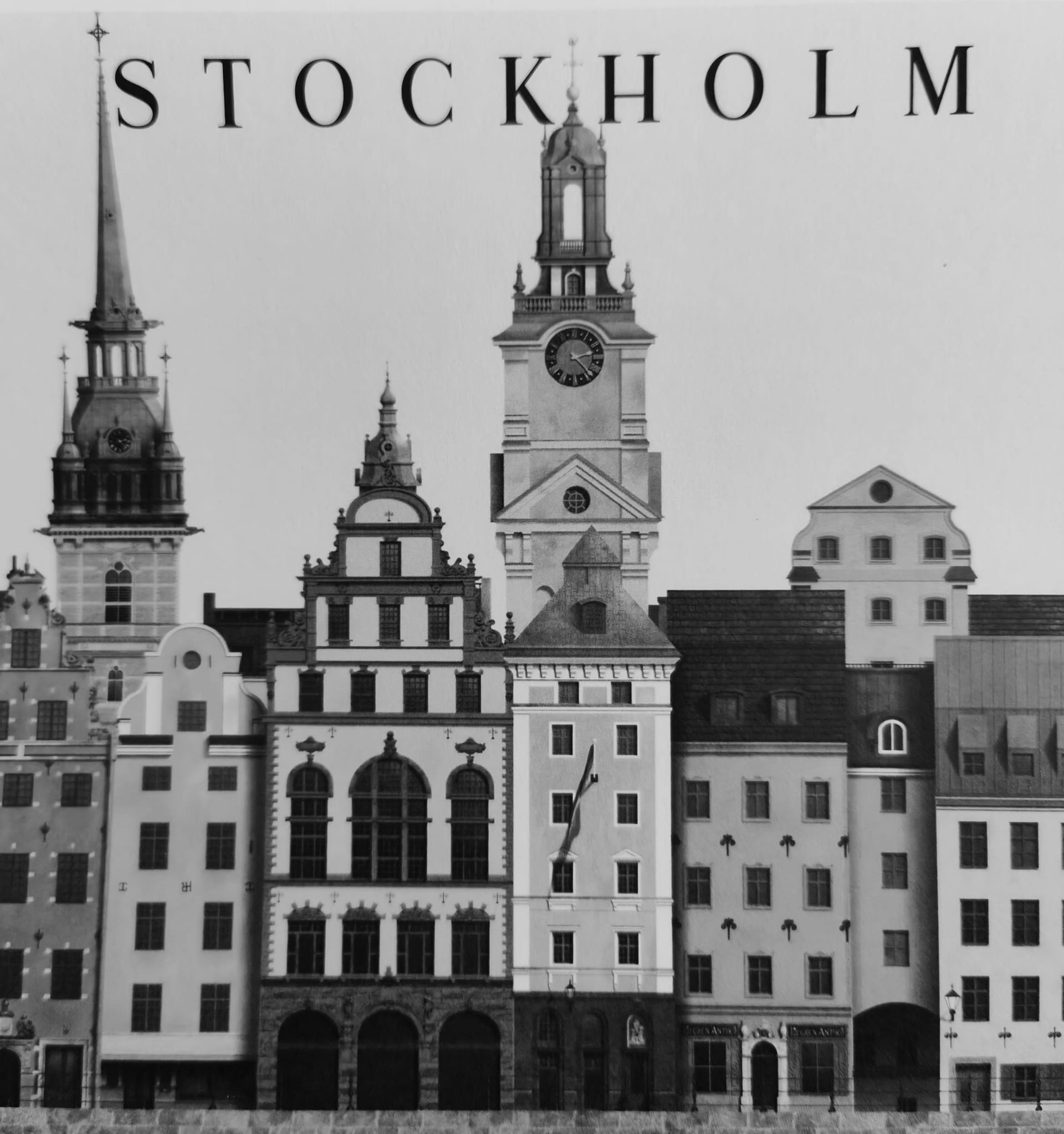 Paisaje urbano en blanco y negro de Estocolmo con varios edificios y torres.