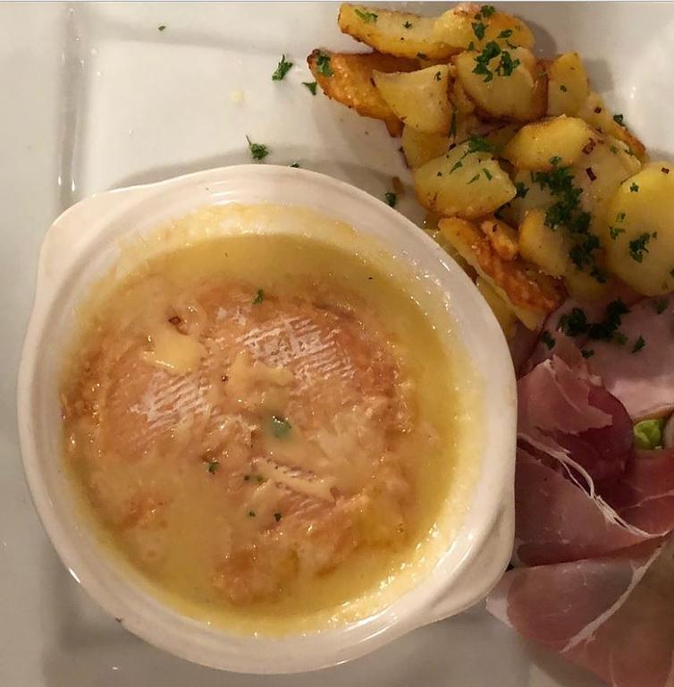 Camembert au four avec jambon et pomme de terre