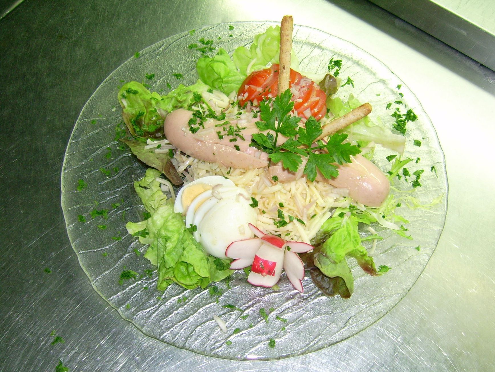 Salade de crudités, saucisse et œufs