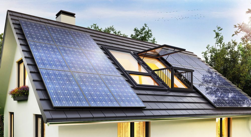 Ein Haus mit vielen Sonnenkollektoren auf dem Dach