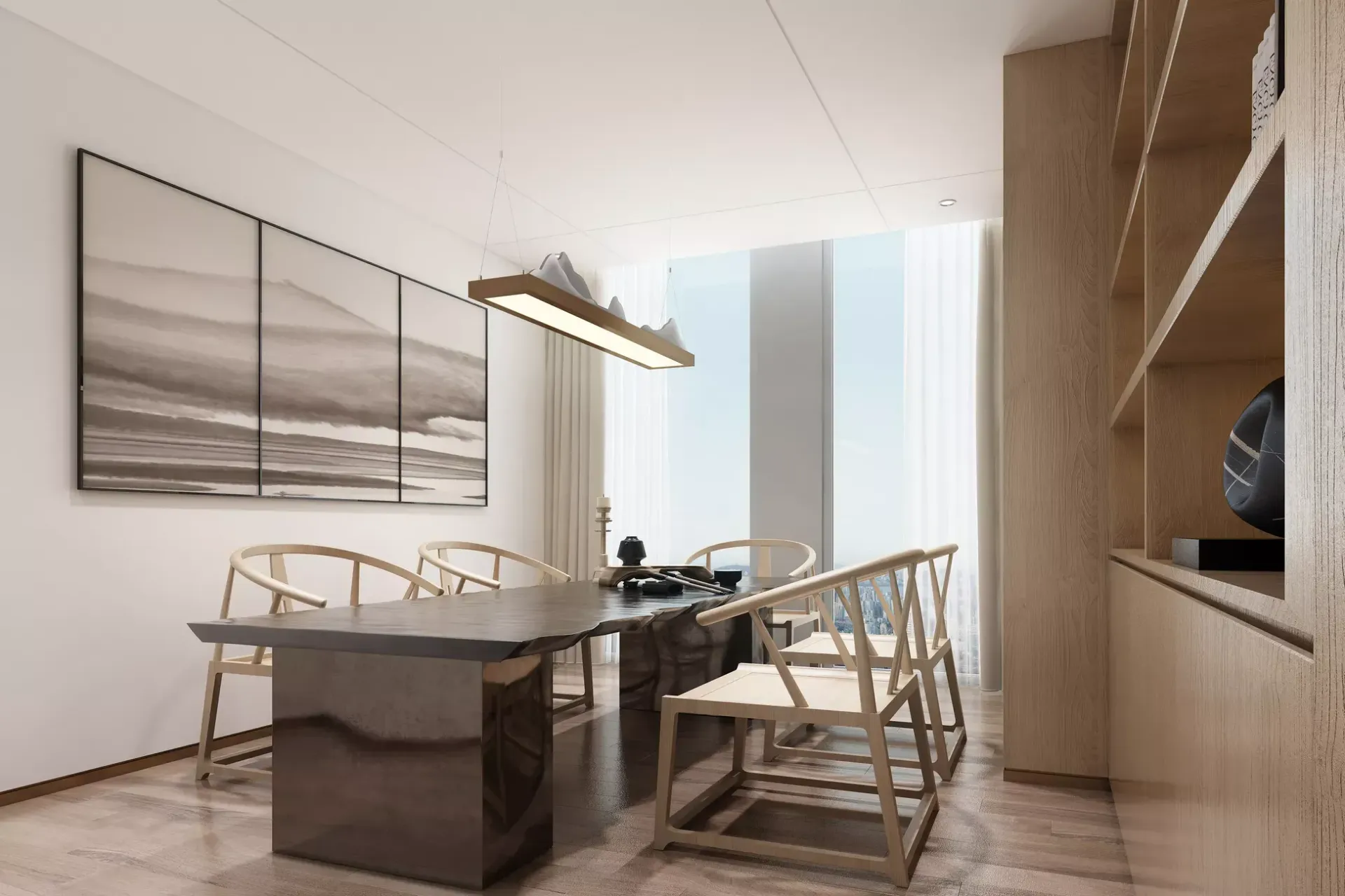 Ein Esszimmer mit Tisch und Stühlen und einem großen Fenster.