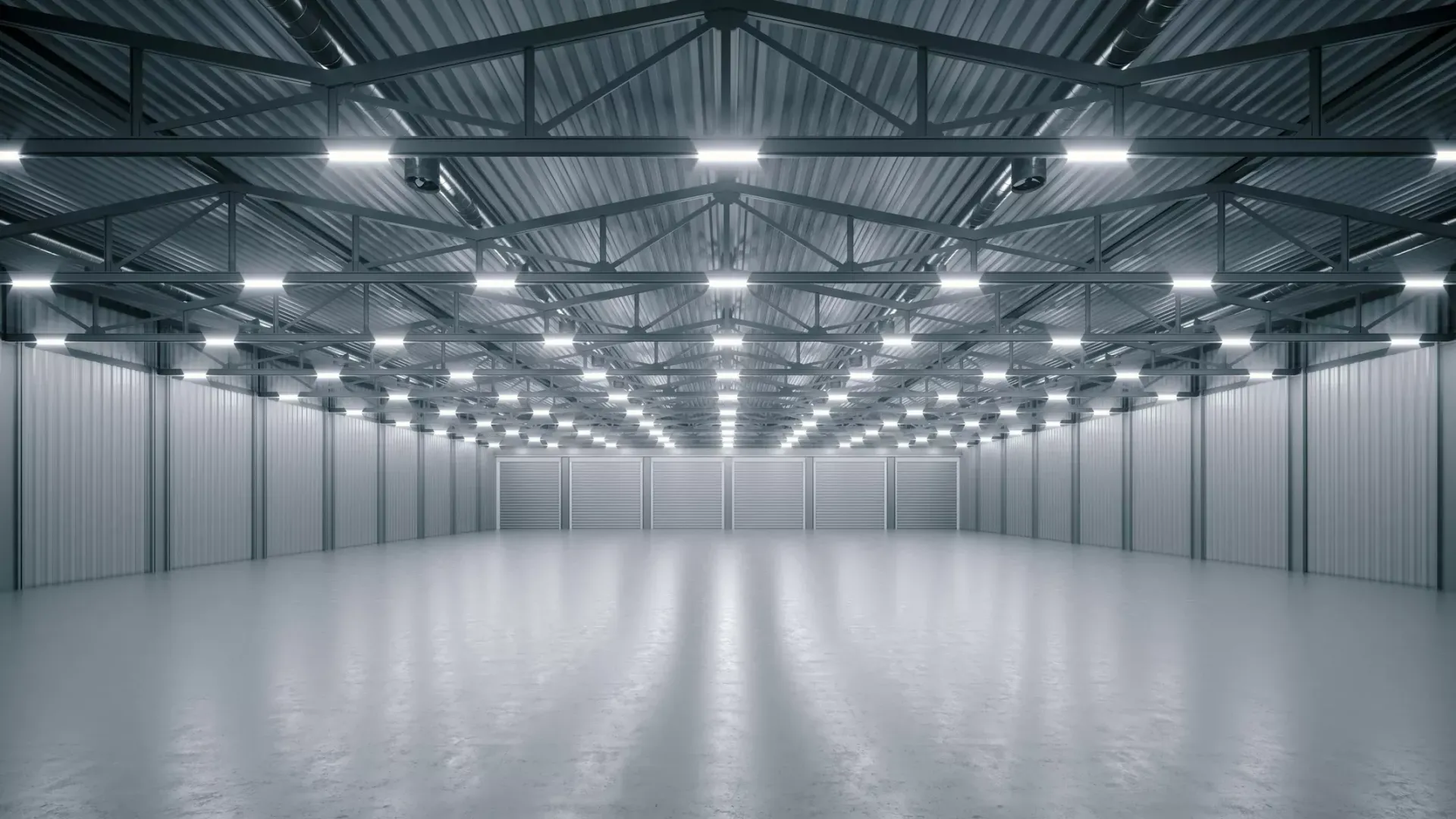 Eine leere Lagerhalle mit vielen Lichtern an der Decke.