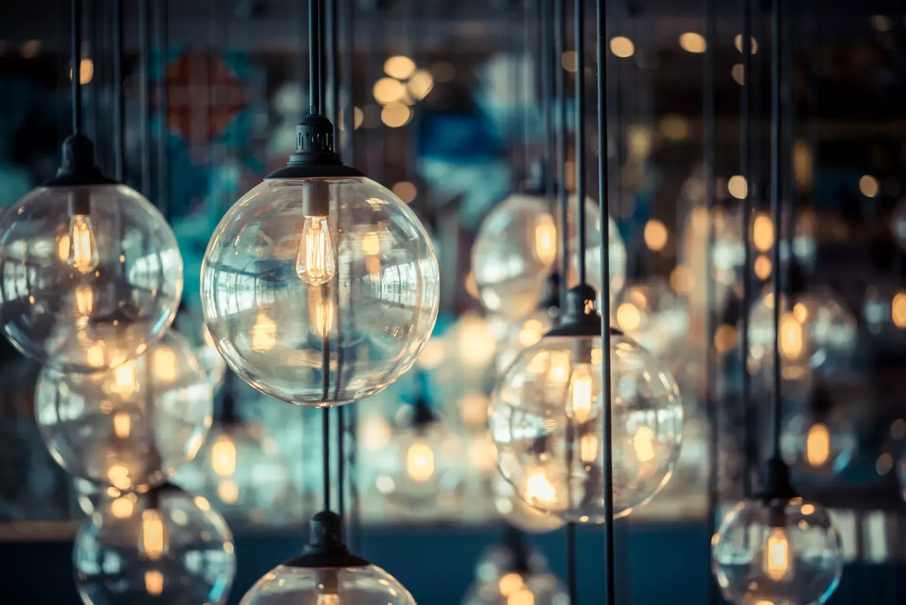 In einem Raum hängen mehrere Glühbirnen von der Decke.