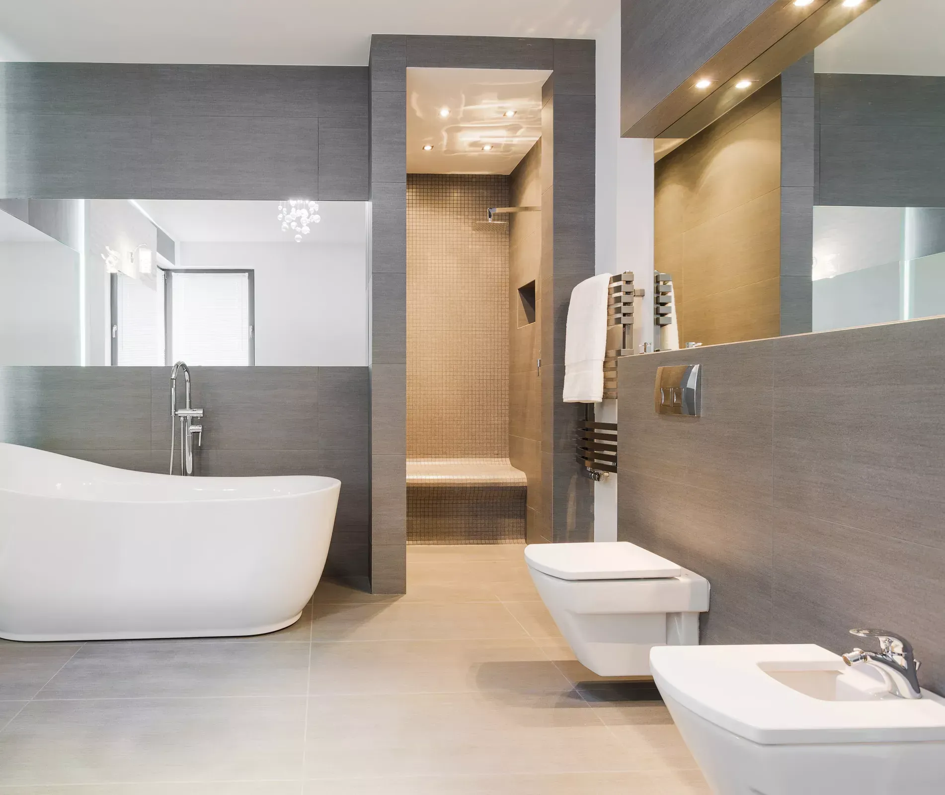 Ein Badezimmer mit Badewanne, Toilette und Bidet