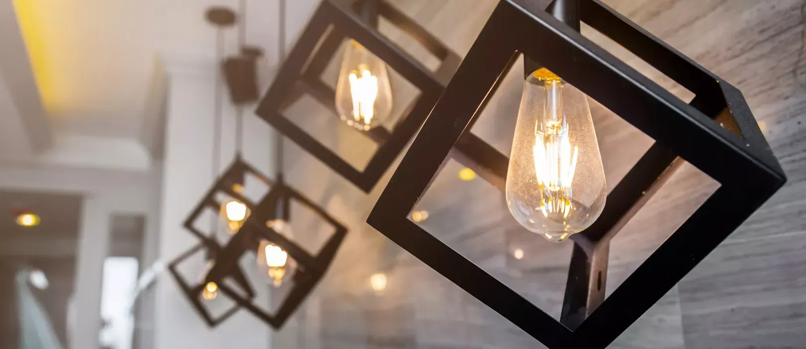 In einem Raum hängen mehrere Lichter von der Decke.