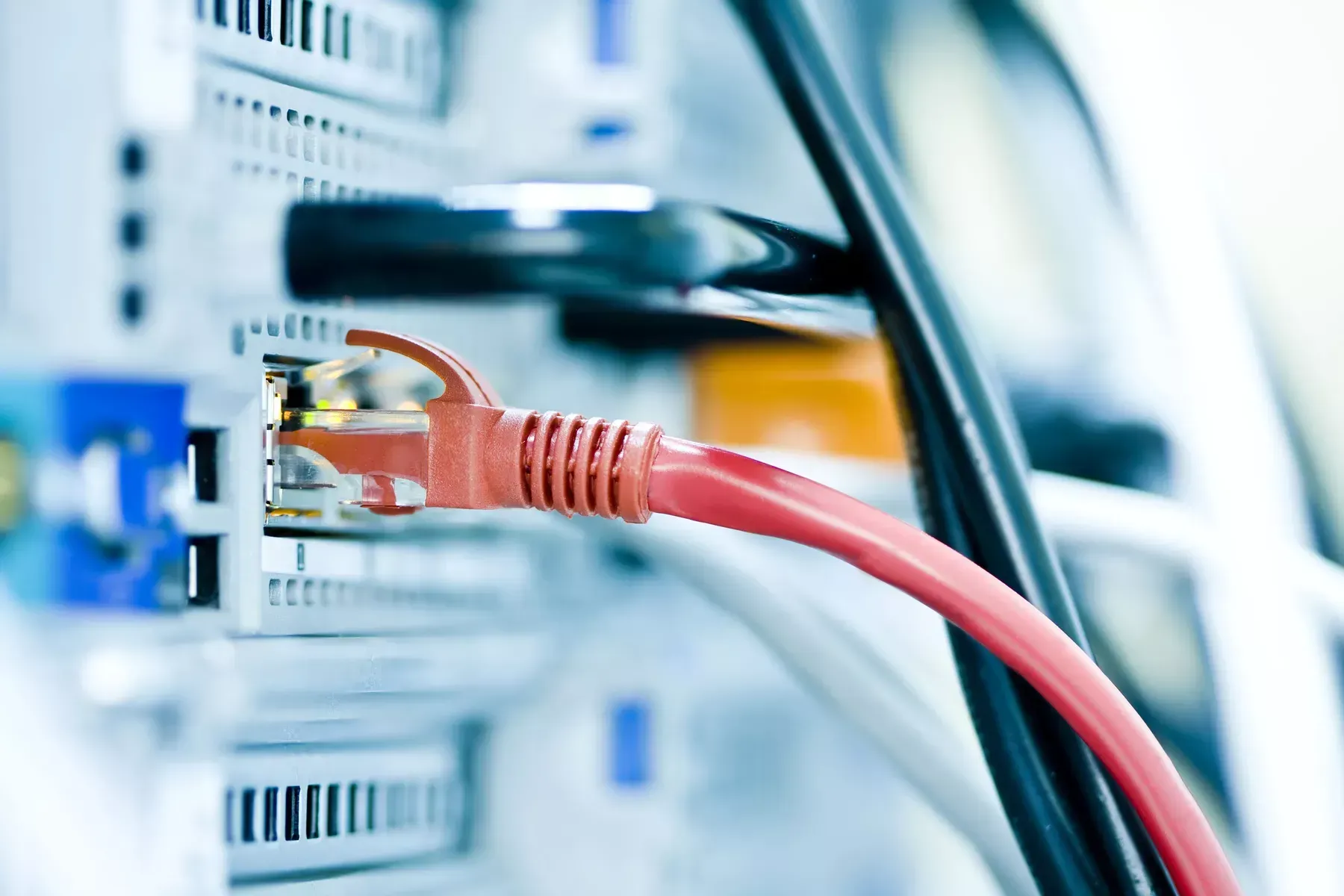 Ein rotes Ethernet-Kabel ist an einen Server angeschlossen