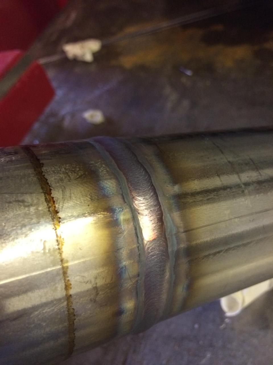 Un gros plan d'un tuyau en métal posé sur une table.