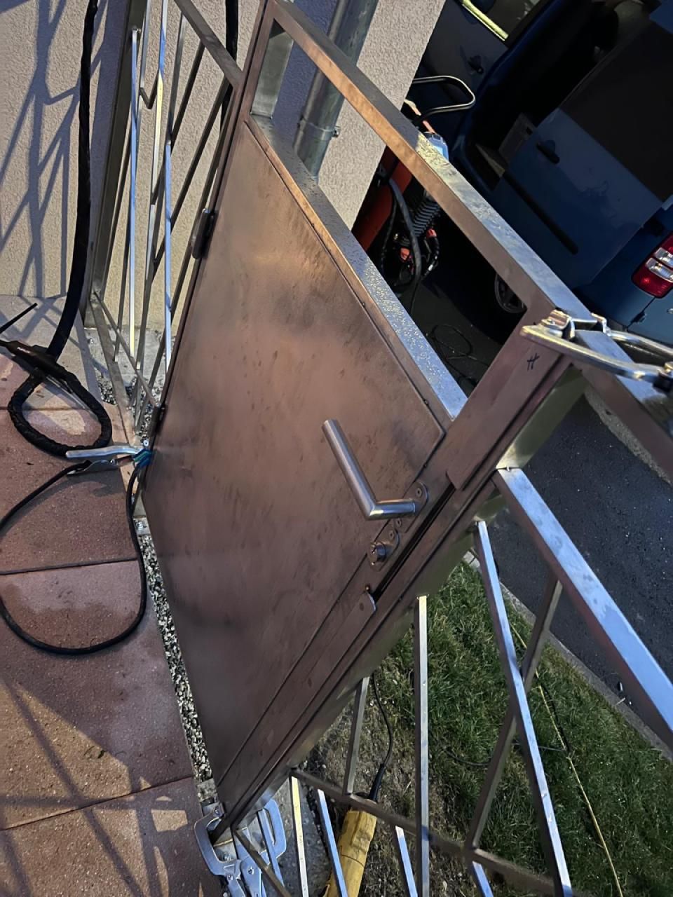 Une porte avec une poignée et un tuyau attaché à celle-ci