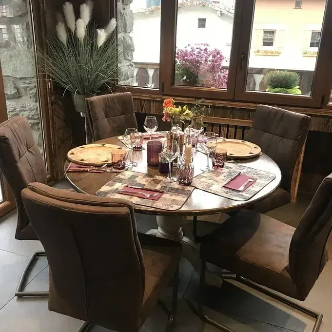 Table dressée devant une fenêtre