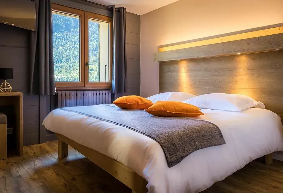 Chambre double couleur bois, orange et grise