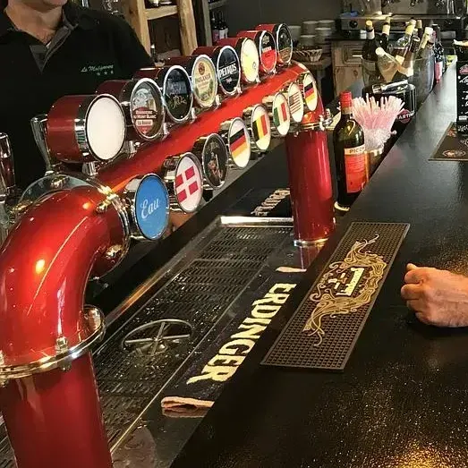 Un homme buvant au comptoir