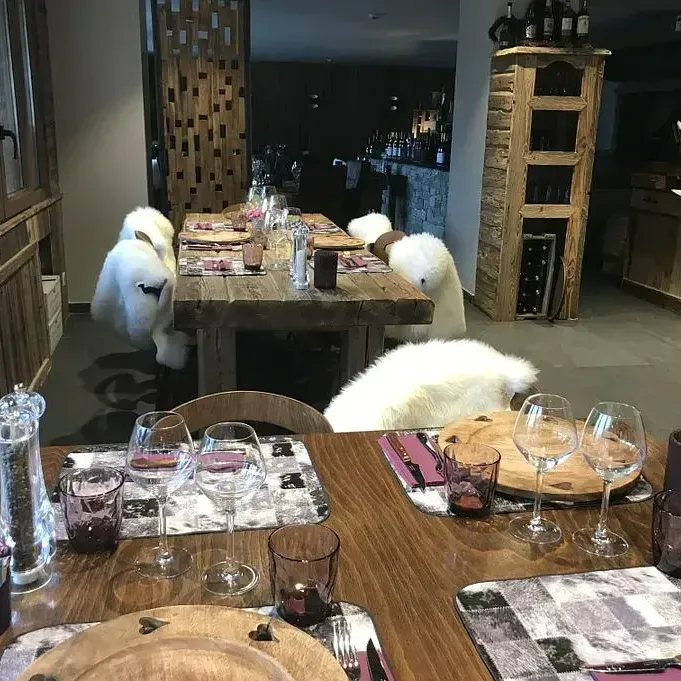 Deux tables côte-à-côte