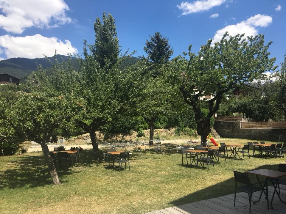 Plusieurs tables derrière l'hôtel