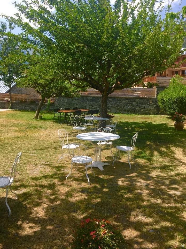 Table blanche à l'extérieur