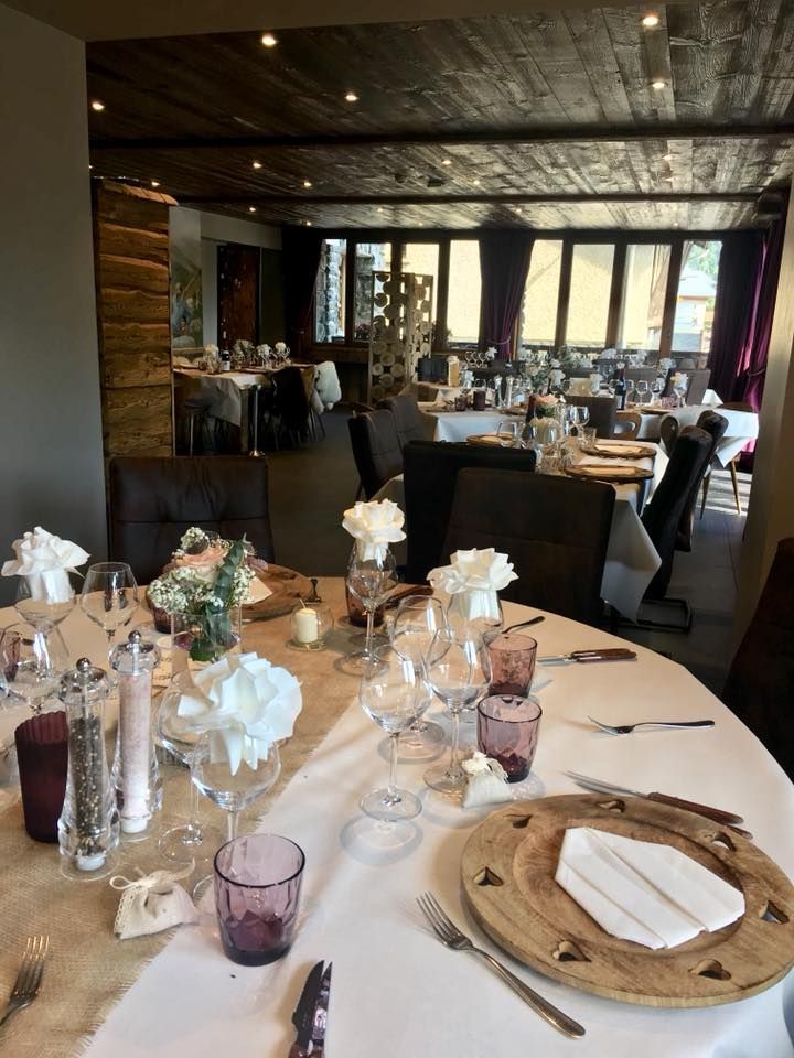 Table ronde dans le restaurant